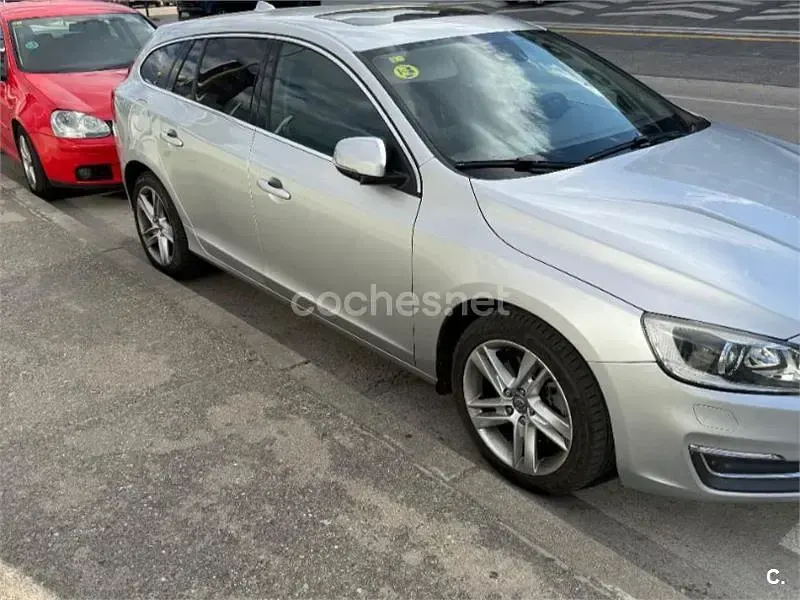 Usado Volvo V60 Momentum 136 CV (100 kW) 2013 Blanco Familiar