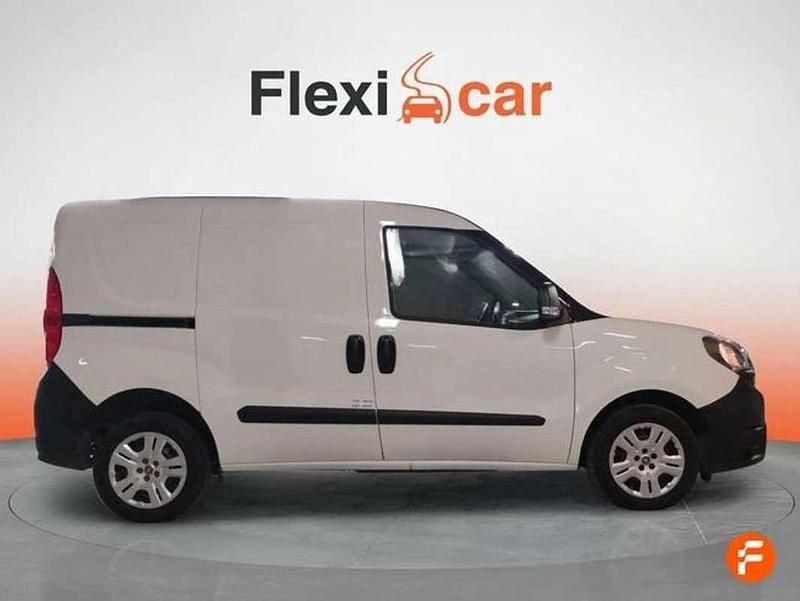 Usado Fiat Doblò 106 CV (77 kW) 2022 Blanco Monovolumen