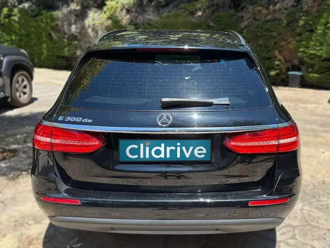 Usado Mercedes E300 194 CV (142 kW) 2019 Negro Familiar