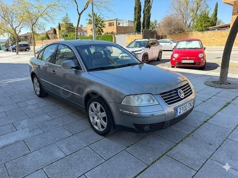 Usado VW Passat Highline 130 CV (95 kW) 2004 Gris / plata Berlina