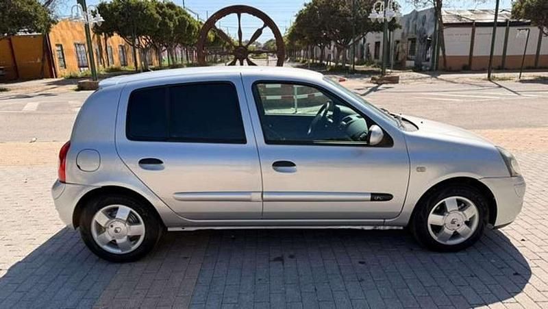 Usado Renault Clio II Expression 85 CV (62 kW) 2005 Gris / plata Berlina