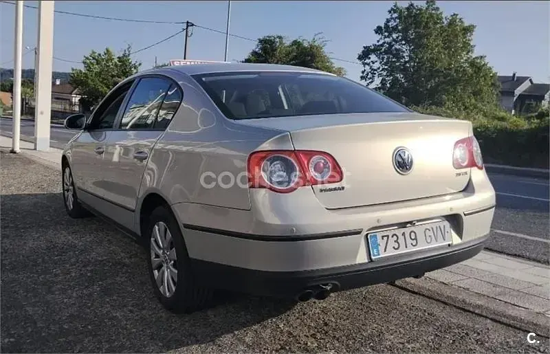 Usado VW Passat R-line 140 CV (102 kW) 2010 Gris / plata Berlina