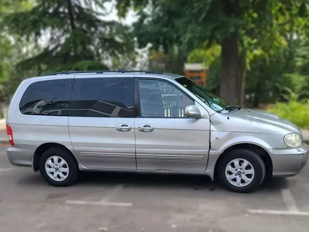 Usado Kia Carnival Active 144 CV (105 kW) 2006 Gris Monovolumen