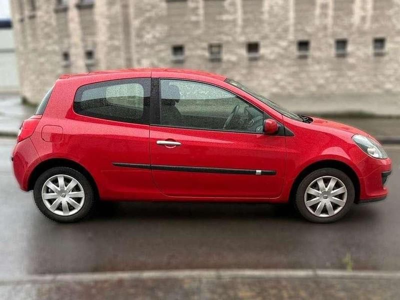 Usado Renault Clio II Authentique 86 CV (63 kW) 2007 Rojo Berlina