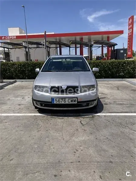 Usado Skoda Fabia Elegance 101 CV (74 kW) 2003 Gris / plata Berlina