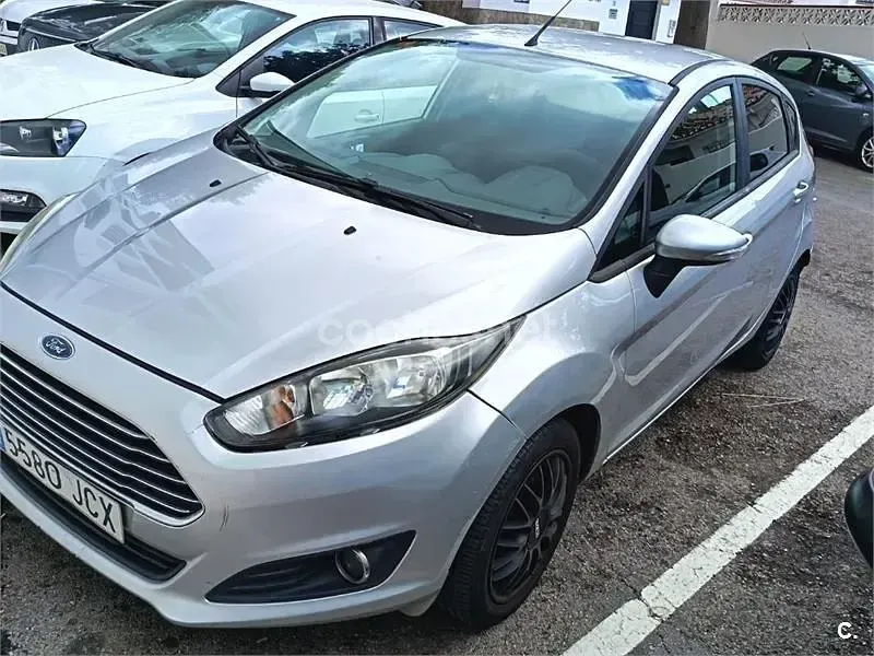 Usado Ford Fiesta Trend 75 CV (55 kW) 2015 Gris / plata Utilitario