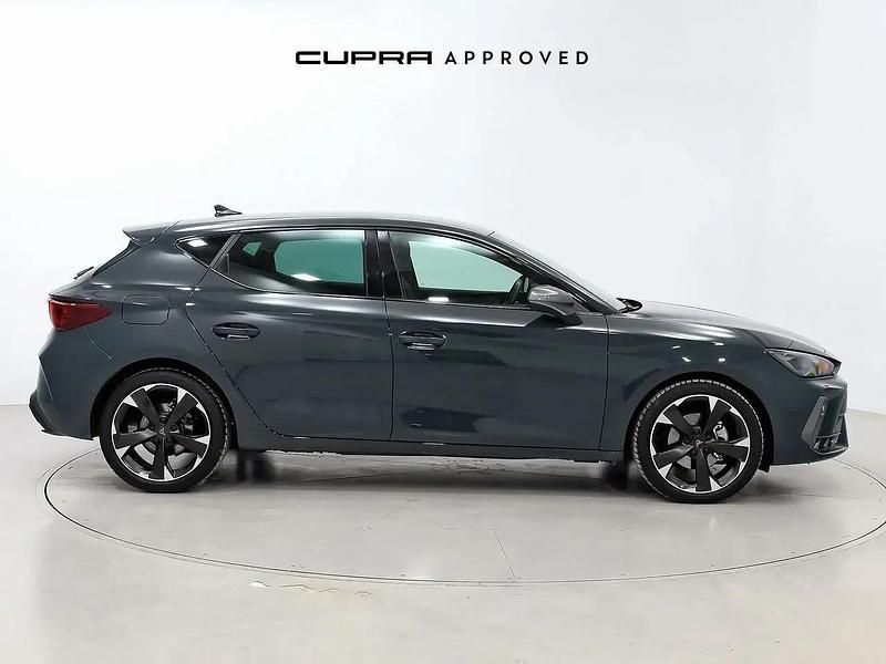 Używany Cupra Leon 150 KM (110 kW) 2024 Niebieski Sedan/Limuzyna