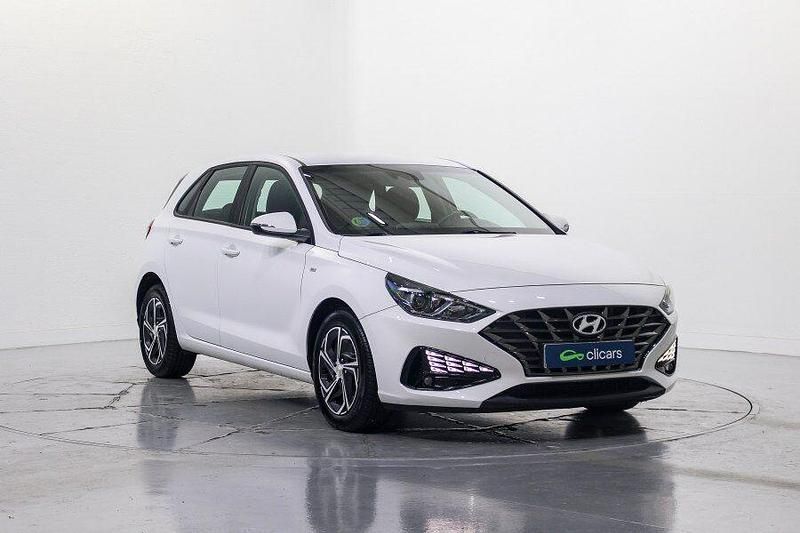 Usado Hyundai i30 120 CV (88 kW) 2022 Blanco Berlina