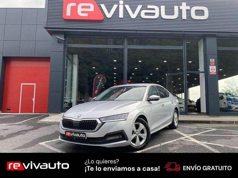 Gris Usado 2021 Skoda Octavia Ambition Utilitario | 17.490 € (Un poco caro) - Imagen 1/4