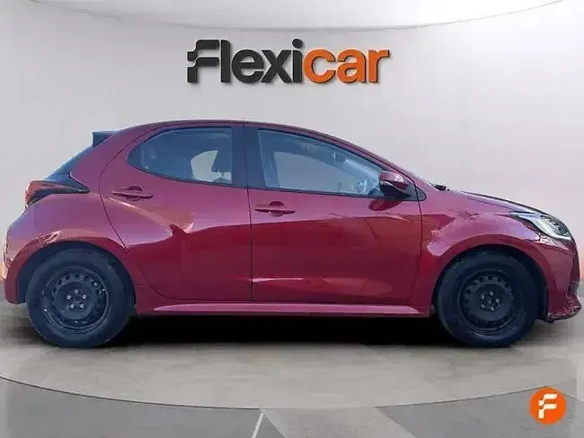 Usado Toyota Yaris Hybrid Active 116 CV (85 kW) 2023 Rojo