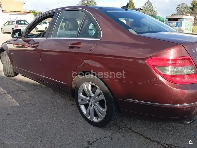 Usado Mercedes C200 Avantgarde 184 CV (135 kW) 2008 Granate Berlina