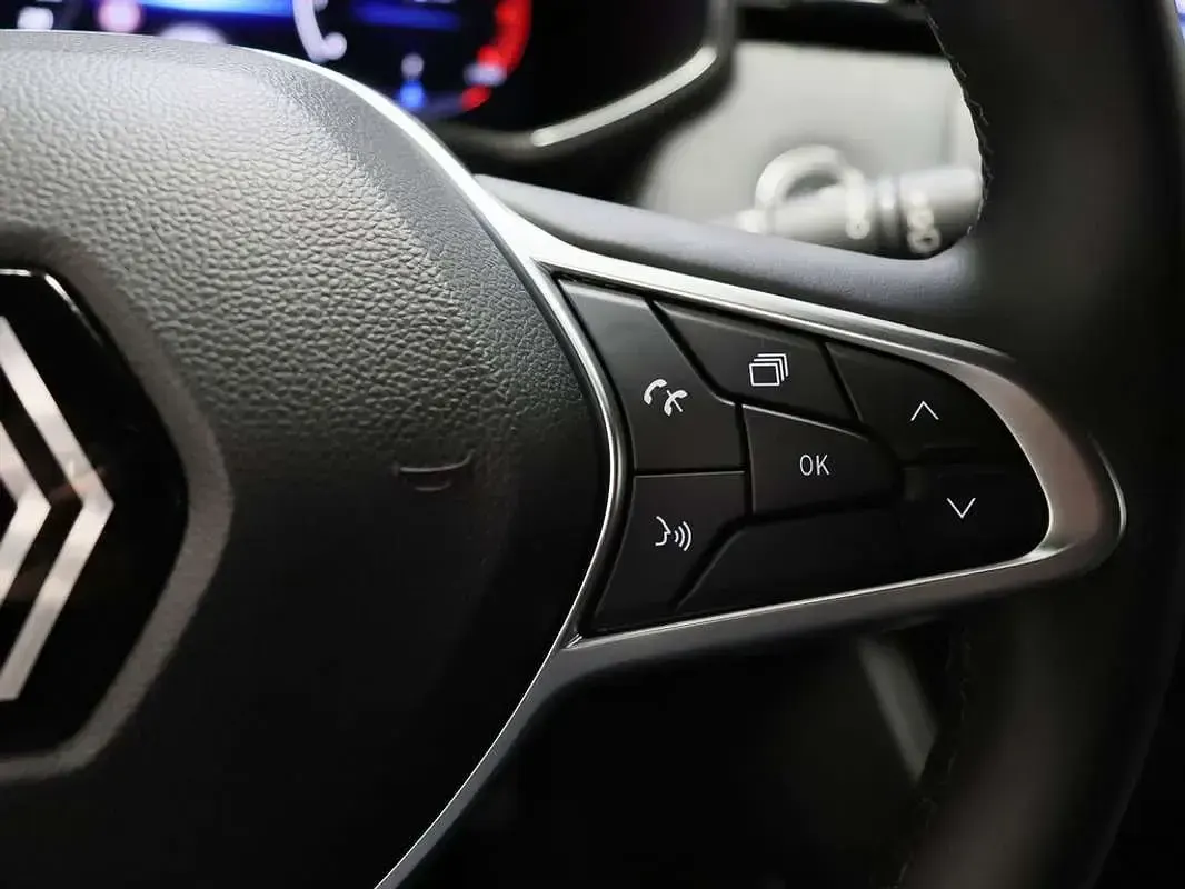 Usado Renault Clio Techno 91 CV (66 kW) 2025 Gris Utilitario