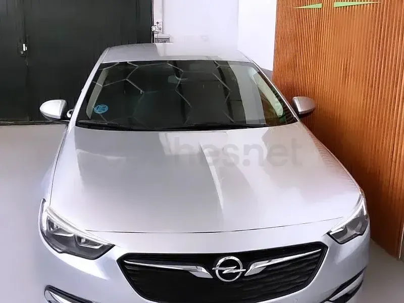 Usado Opel Insignia Innovation 136 CV (100 kW) 2020 Gris / plata Berlina
