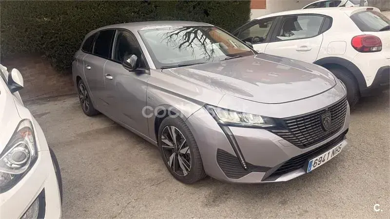 Usado Peugeot 308 SW Allure 180 CV (132 kW) 2022 Gris / plata Familiar