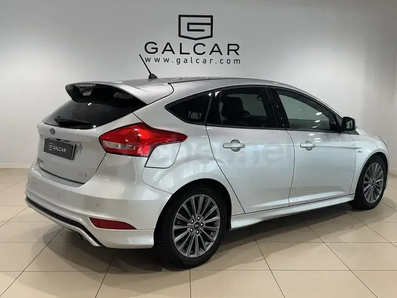 Usado Ford Focus 182 CV (133 kW) 2017 Gris / plata Berlina