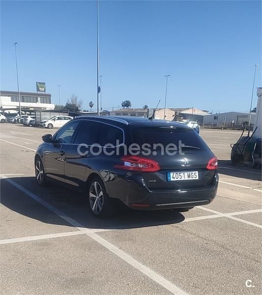 Usado Peugeot 308 SW Allure 130 CV (95 kW) 2019 Gris / plata Familiar