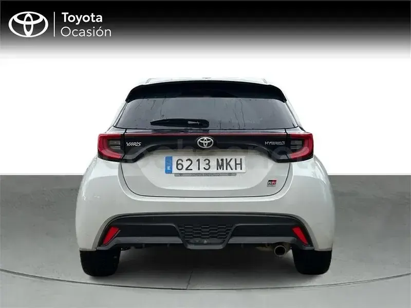 Käytetty Toyota Yaris Hybrid Sport 116 HP (85 kW) 2023 Harmaa Sedan
