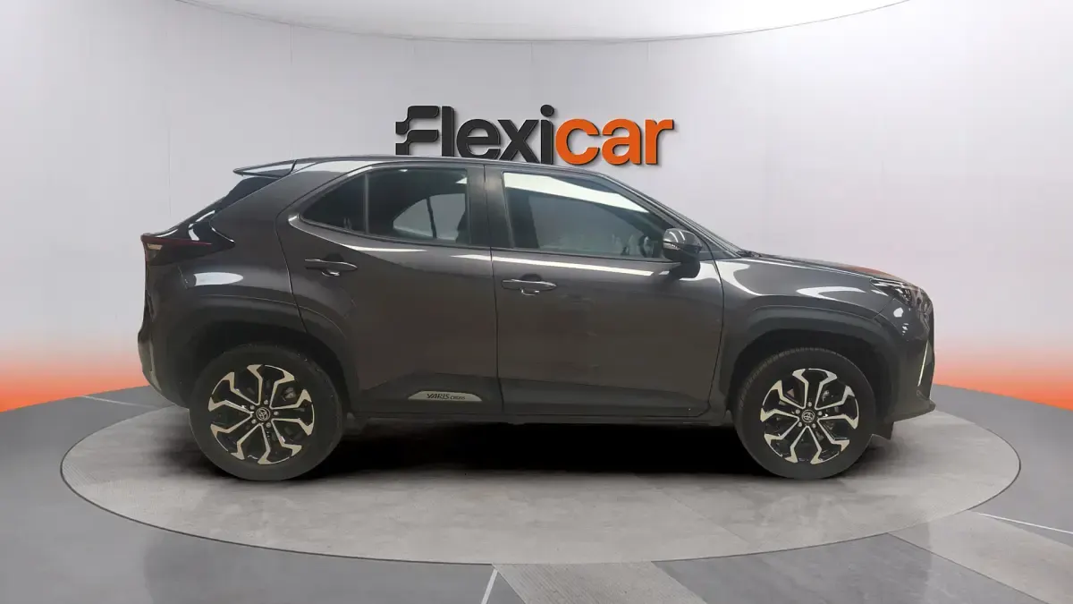 Usado Toyota Yaris Active 116 CV (85 kW) 2022 Gris Utilitario