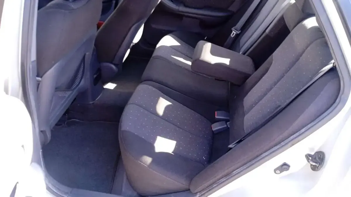 Usado Hyundai Elantra GLS 107 CV (78 kW) 2002 Gris Utilitario