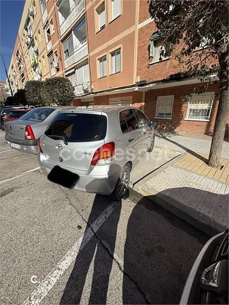 Usado Toyota Yaris Live 69 CV (50 kW) 2009 Gris / plata Berlina