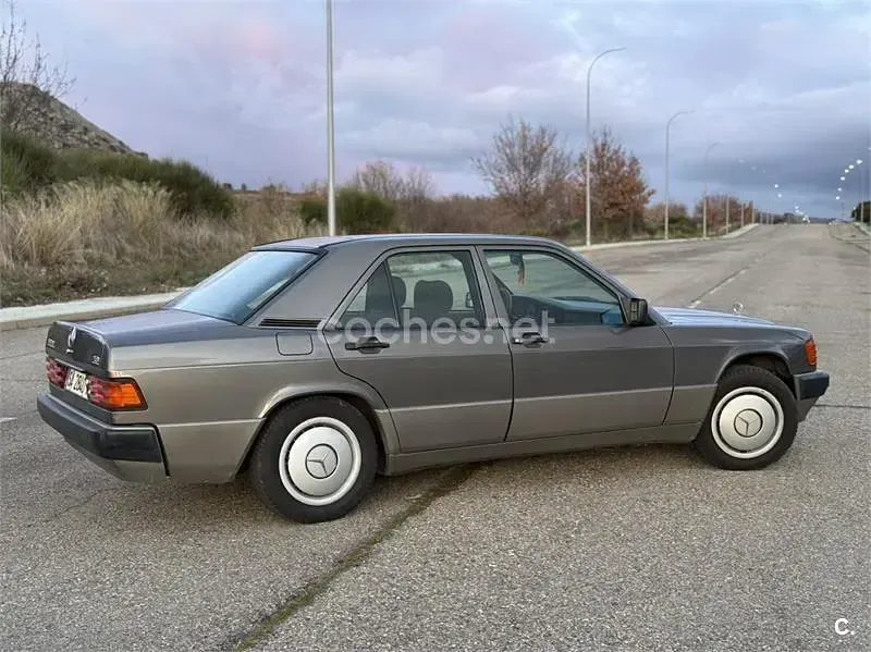 Usado Mercedes 190 109 CV (80 kW) 1991 Gris / plata Berlina