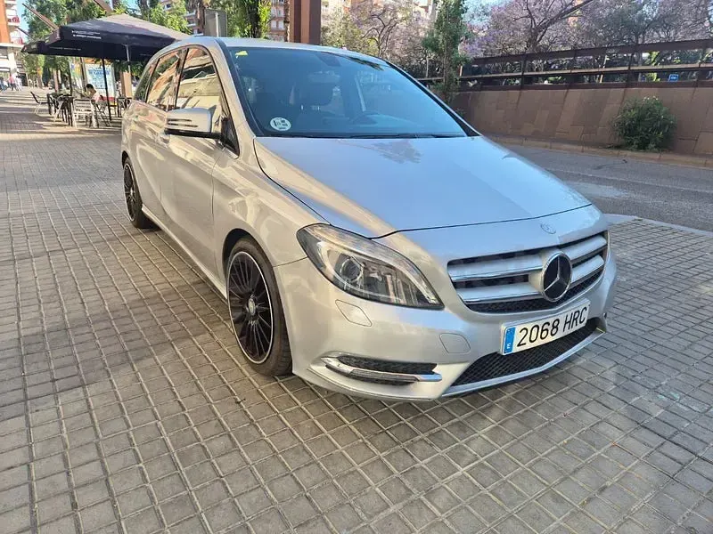 Usado Mercedes B180 109 CV (80 kW) 2013 Gris / plata Utilitario