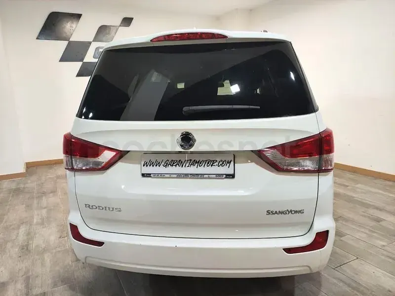 Usado SsangYong Rodius Limited 155 CV (114 kW) 2014 Blanco Monovolumen