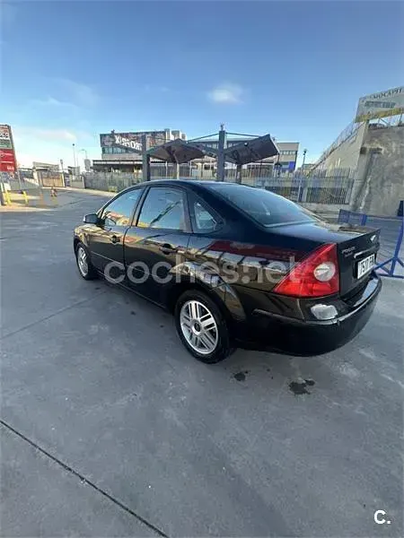 Usado Ford Focus Ghia 115 CV (84 kW) 2007 Negro Berlina