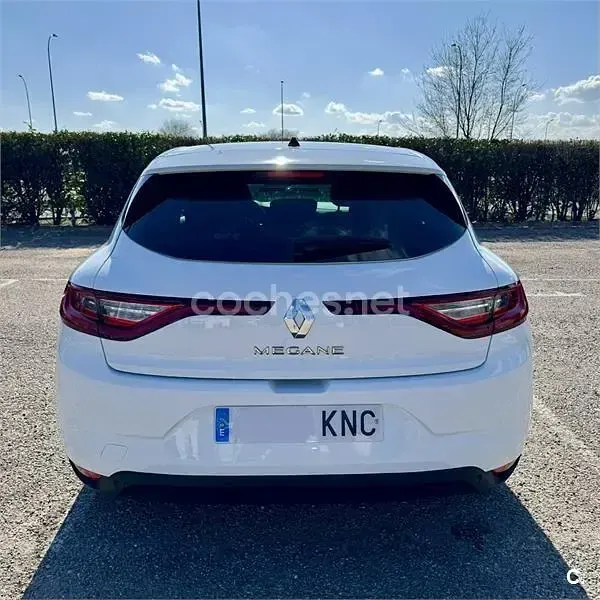 Usado Renault Mégane LIMITED 100 CV (73 kW) 2018 Blanco Berlina