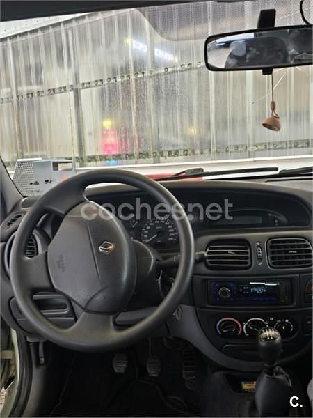 Usado Renault Mégane Authentique 80 CV (58 kW) 2001 Verde Berlina