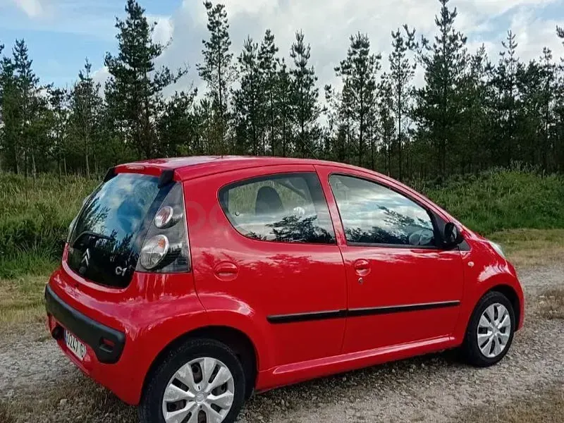 Usado Citroën C1 68 CV (50 kW) 2010 Rojo Utilitario