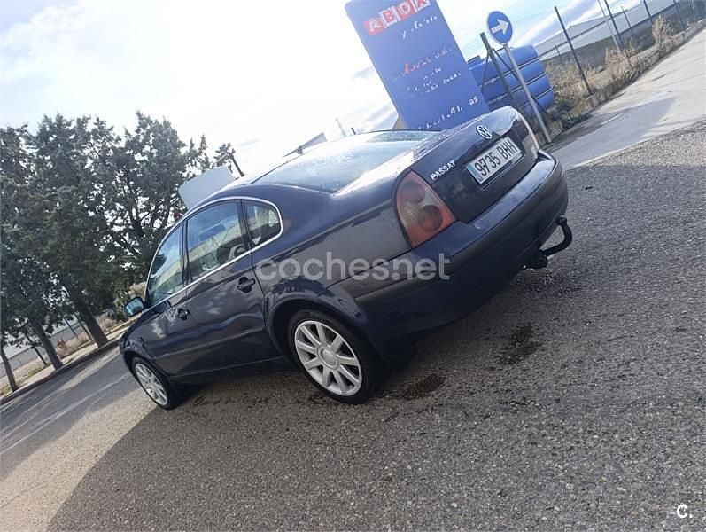 Usado VW Passat Highline 130 CV (95 kW) 2001 Azul Berlina