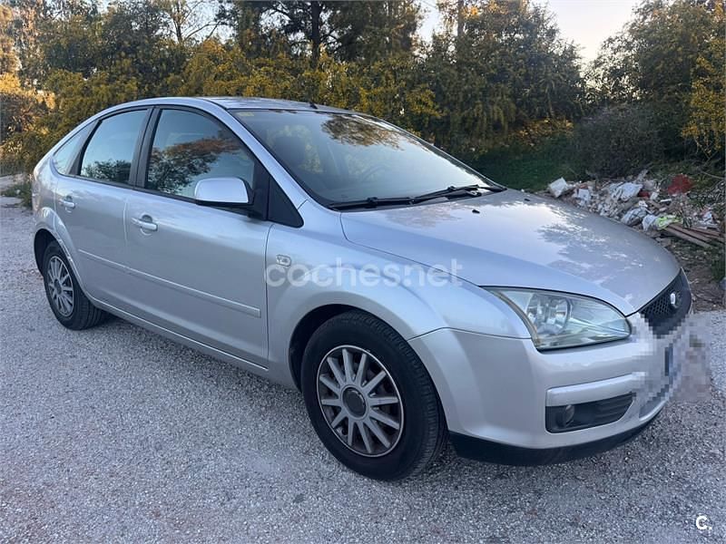 Usado Ford Focus Ghia 109 CV (80 kW) 2005 Gris / plata Berlina