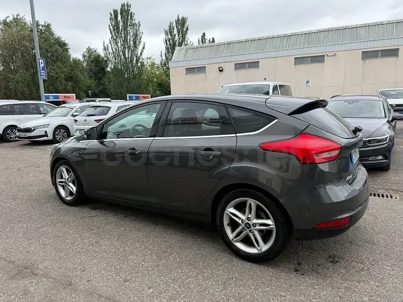 Usado Ford Focus Titanium 125 CV (91 kW) 2015 Gris / plata Berlina