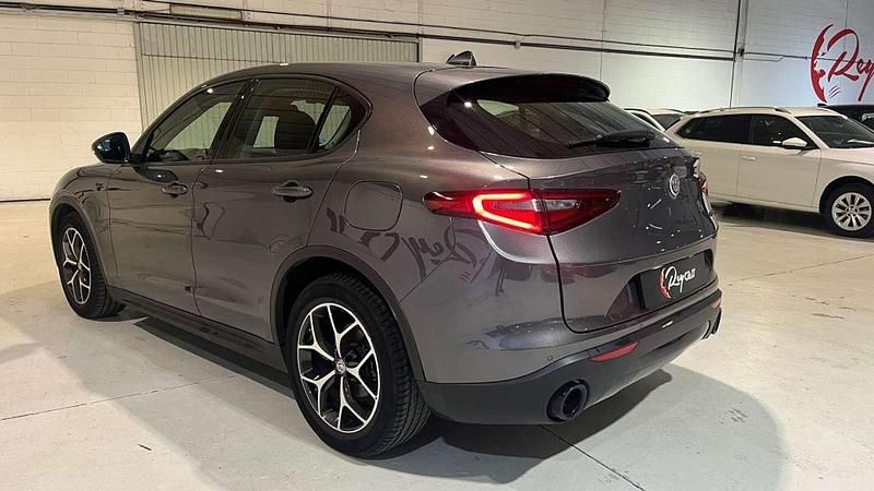 Usado Alfa Romeo Stelvio Sprint 190 CV (139 kW) 2021 Gris SUV