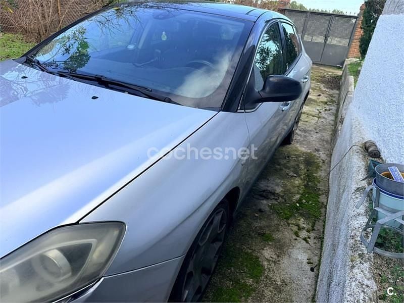 Usado Lancia Delta 190 CV (139 kW) 2011 Gris / plata Utilitario