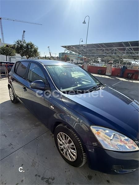 Usado Kia Ceed 90 CV (66 kW) 2008 Azul Utilitario