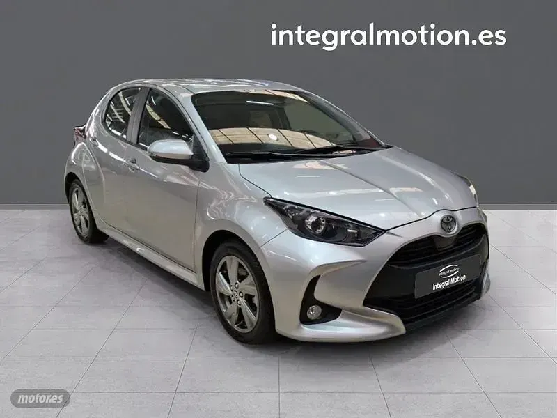 Usado Toyota Yaris Hybrid Active 116 CV (85 kW) 2025 Gris Berlina