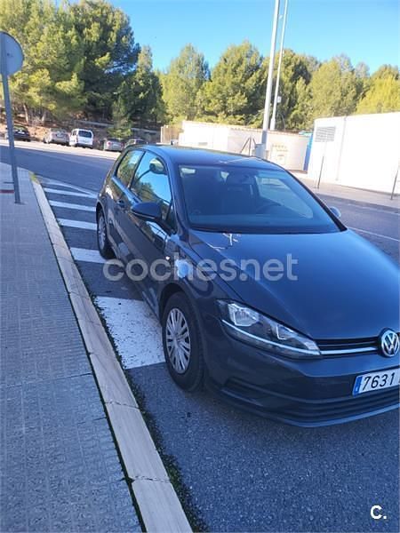 Usado VW Golf VII Advance 110 CV (80 kW) 2018 Gris / plata Berlina