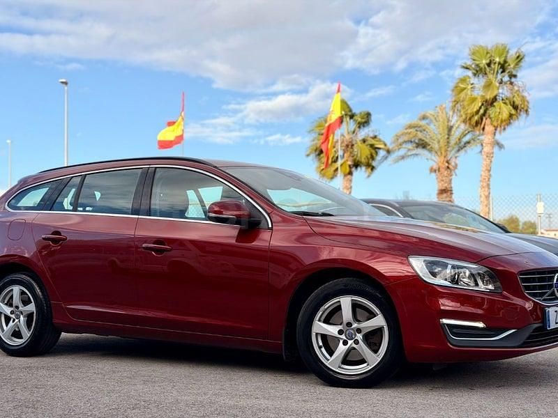 Usado Volvo V60 Momentum 120 CV (88 kW) 2015 Granate Familiar