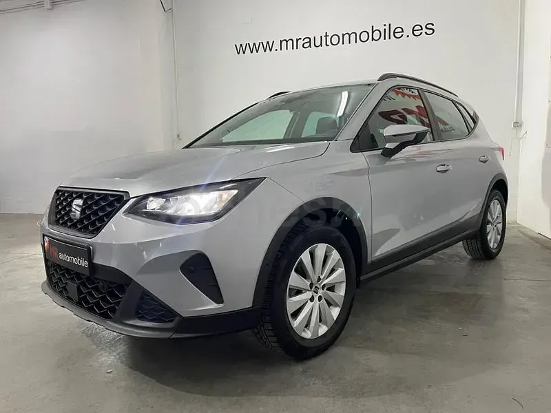Usado Seat Arona Reference 95 CV (69 kW) 2023 Gris / plata SUV