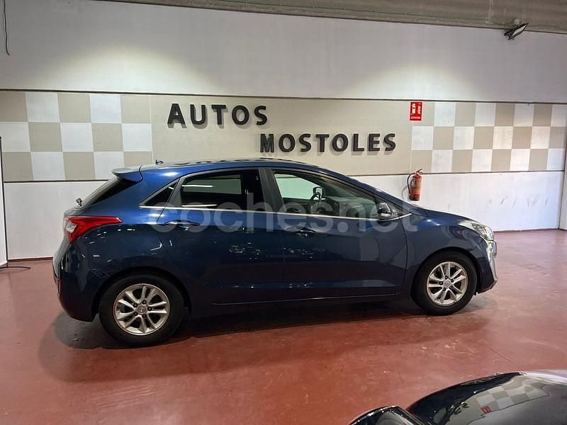 Usado Hyundai i30 135 CV (99 kW) 2016 Gris / plata Berlina