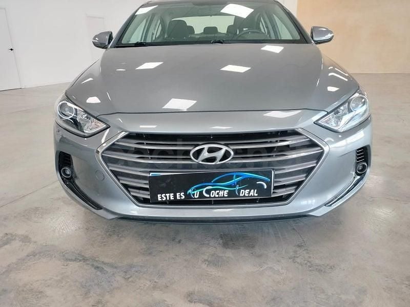 Usado Hyundai Elantra 136 CV (100 kW) 2018 Gris / plata Berlina