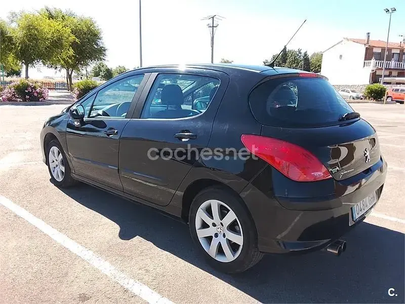 Usado Peugeot 308 120 CV (88 kW) 2008 Negro Berlina