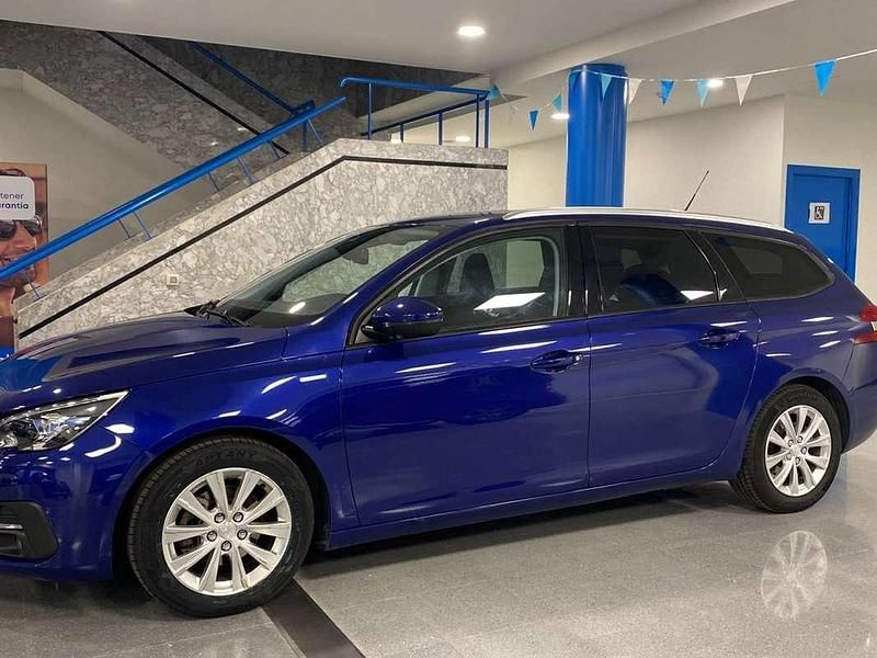 Usado Peugeot 308 SW Style 100 CV (73 kW) 2019 Azul Familiar
