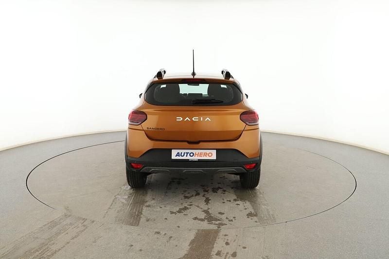 Usado Dacia Sandero Expression 91 CV (66 kW) 2023 Naranja Berlina
