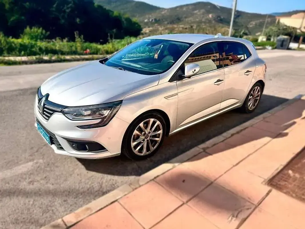 Usado Renault Mégane LIMITED 132 CV (97 kW) 2018 Gris Utilitario