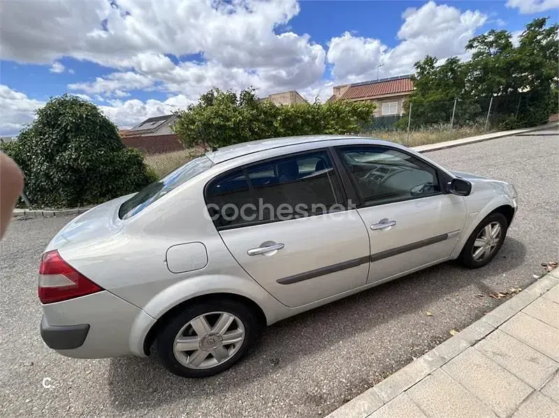 Usado Renault Mégane Authentique 120 CV (88 kW) 2004 Gris / plata Berlina