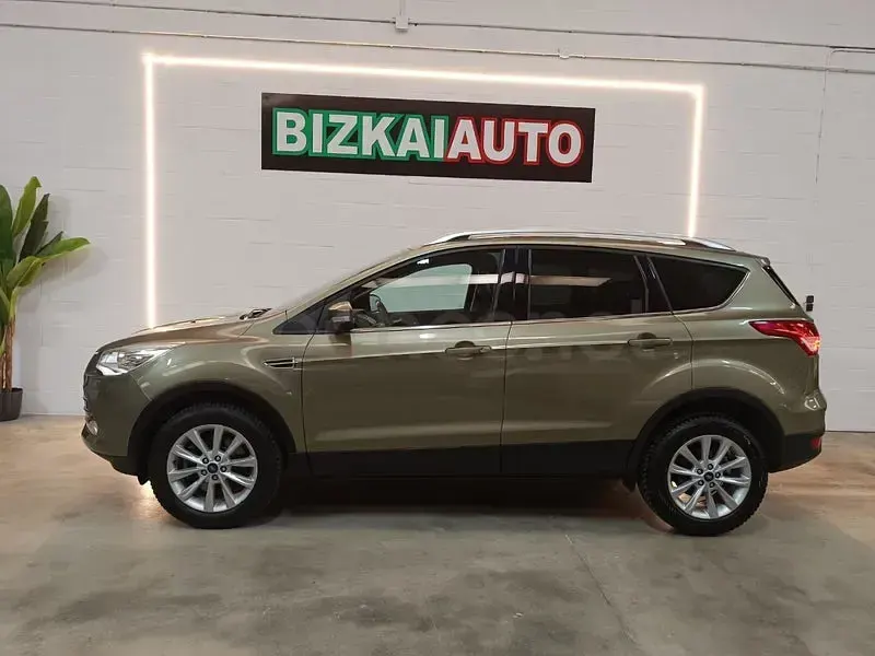 Usado Ford Kuga Titanium 120 CV (88 kW) 2015 Verde SUV