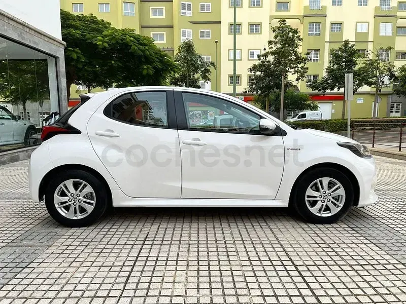 Używany Toyota Yaris Hybrid Business Edition 116 KM (85 kW) 2022 Biały Sedan/Limuzyna